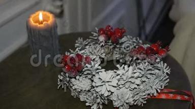 圣诞花环和桌子上燃烧的蜡烛。 不久就要放假了